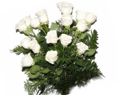 Ramo de dieciocho rosas blancas con hojas verdes, helecho y paniculata
