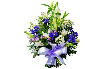 Ramo fúnebre de iris azules, lilium blanco y margaritas con lazo lila