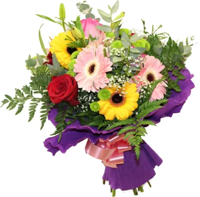 Ramo de gerberas rosas y amarillas, rosa roja y crisantemo verde con papel morado