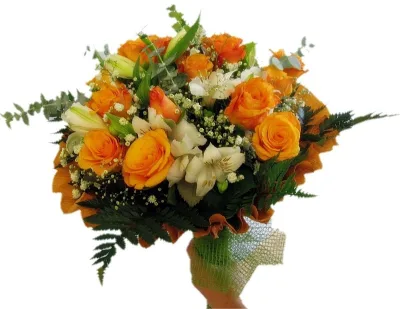 Ramo de rosas naranjas, alstroemerias blancas y paniculata con envoltorio naranja